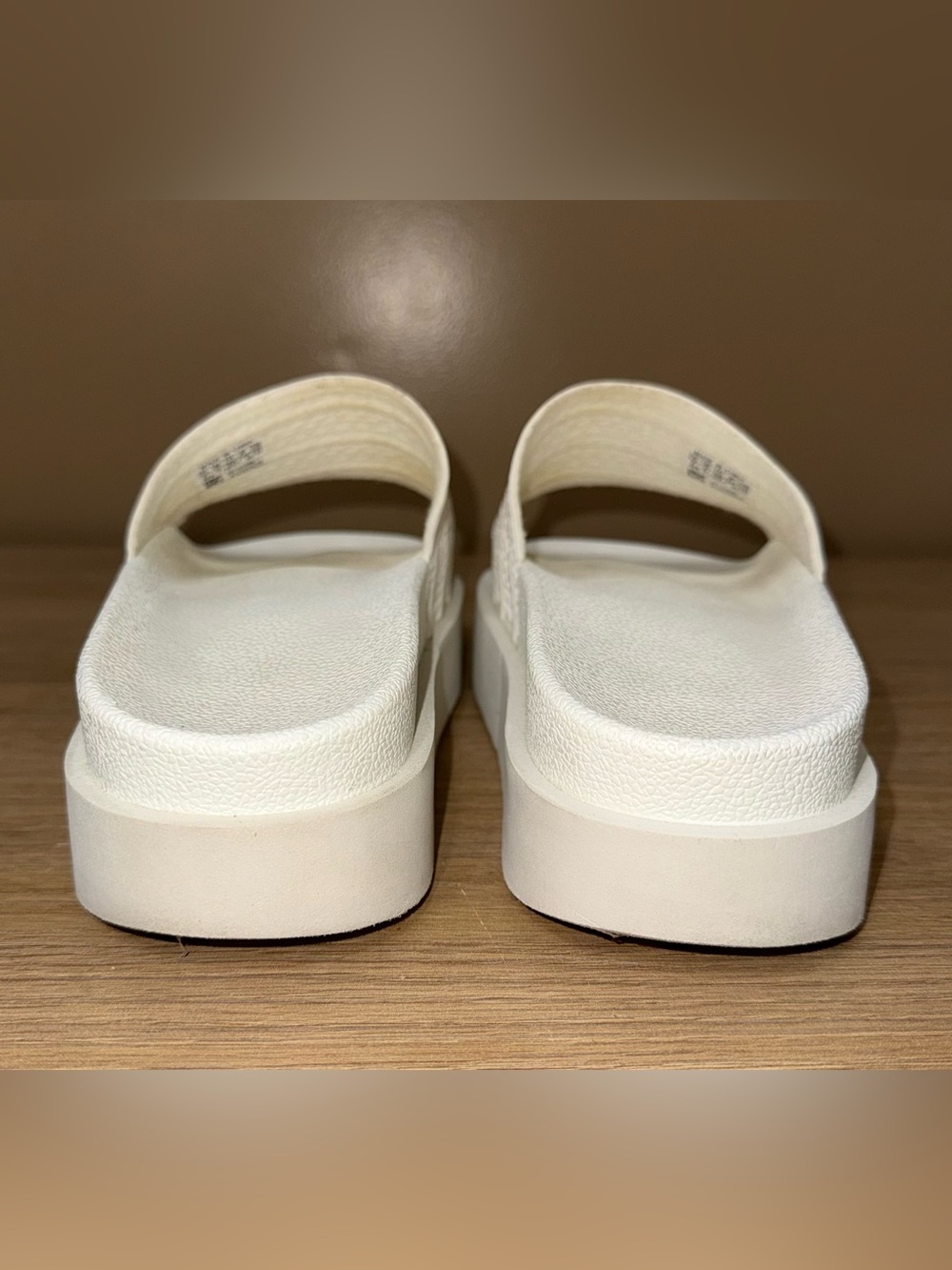 ADIDAS White Platform Slide Sandals with Textured Straps. Size 7. - Picture 4 of 8